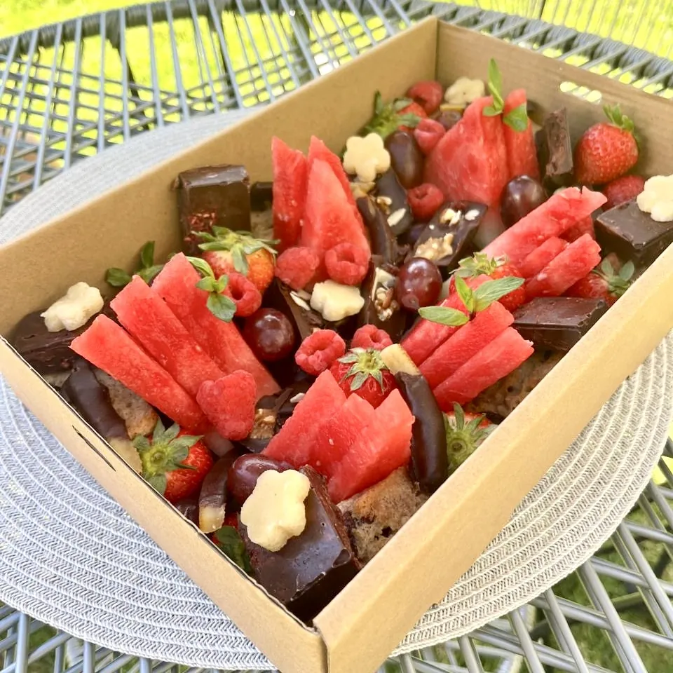 Caja Festín de delicatessen belgas con fresas y chocolates