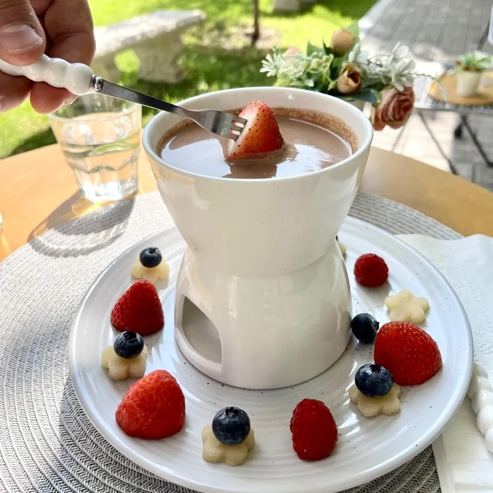 Fondue de chocolate con fresas, plátano y moras azules