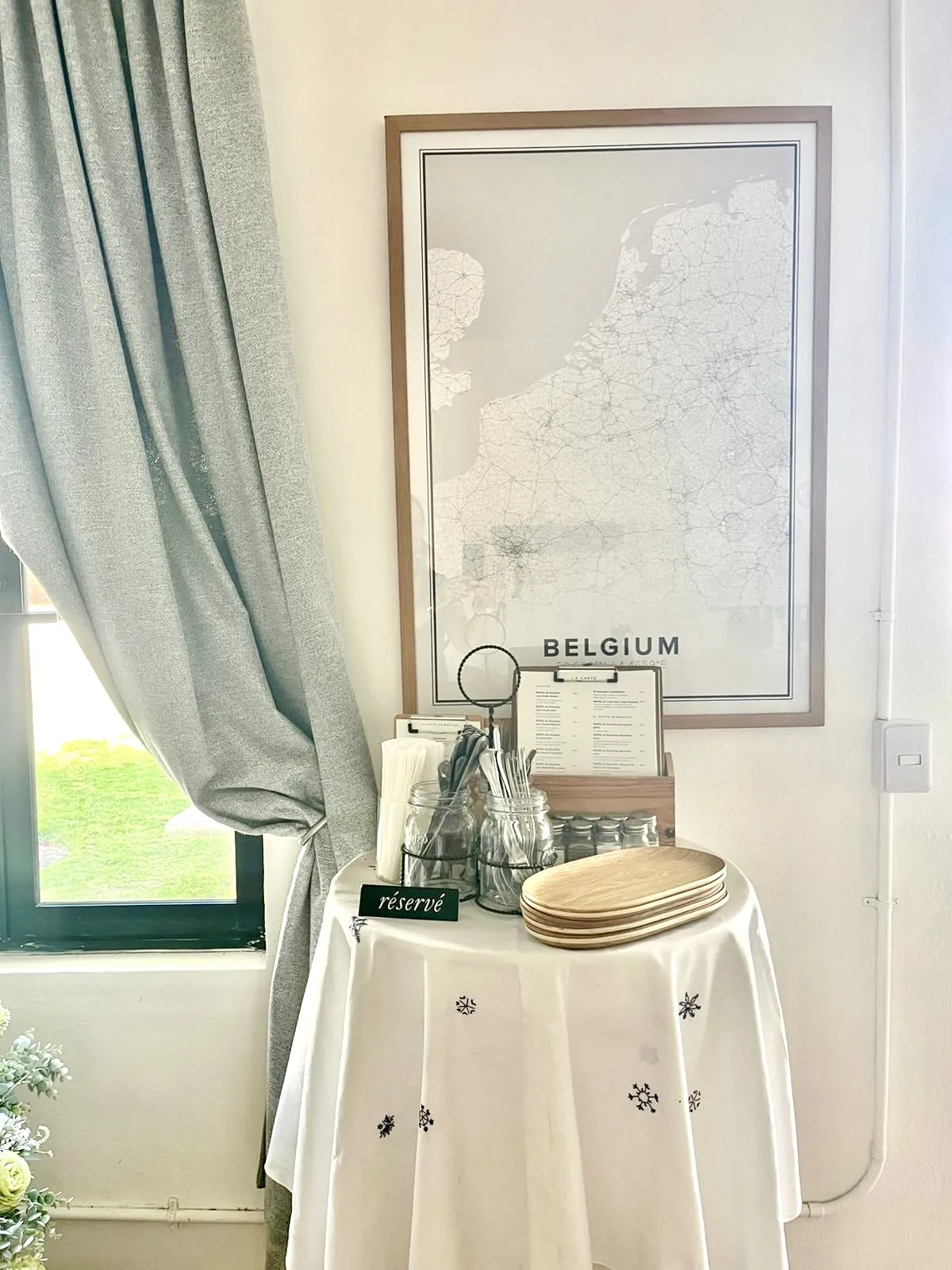 Mesa junto al cuadro con el mapa de Bélgica