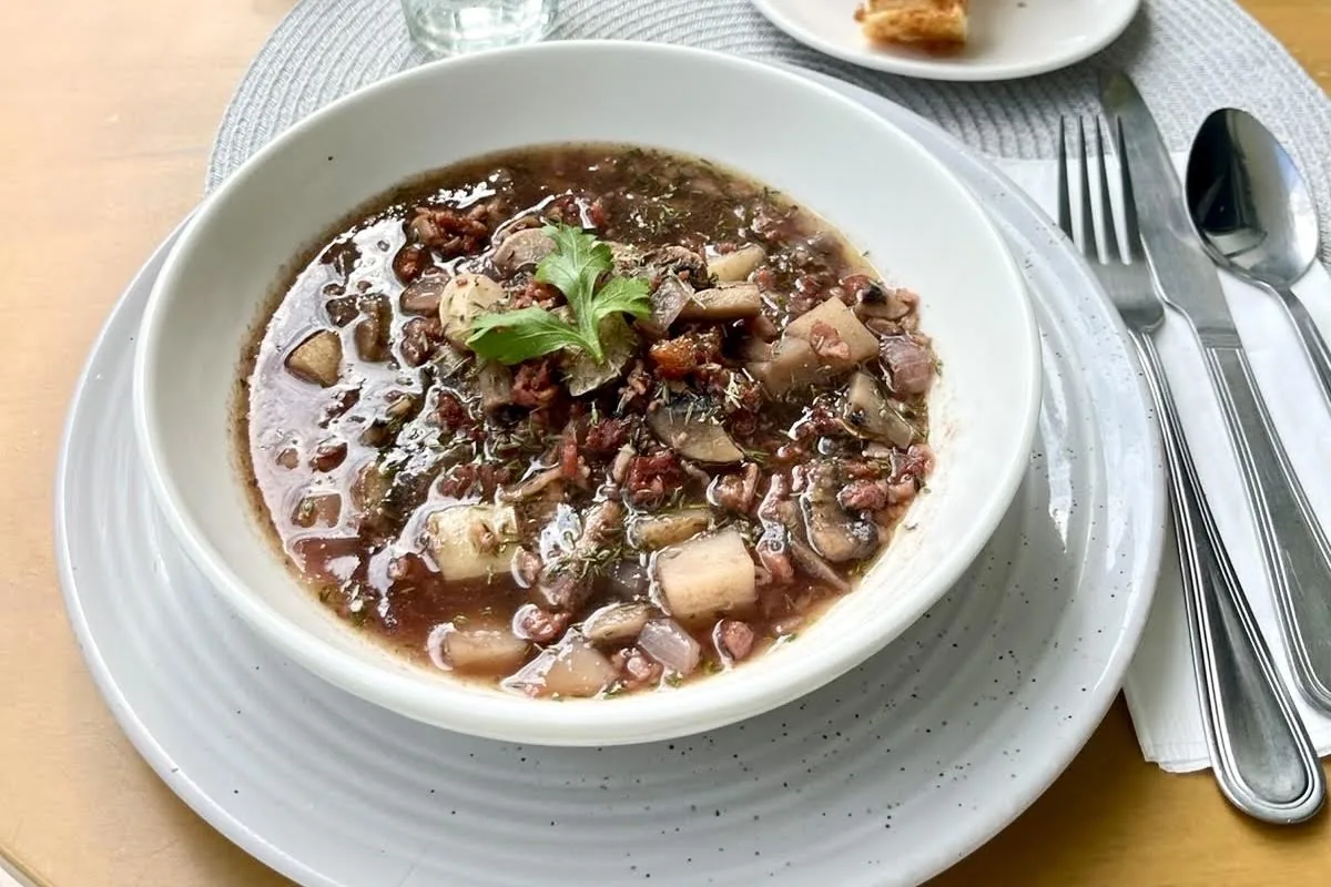 Coq au vin servido en un plato hondo