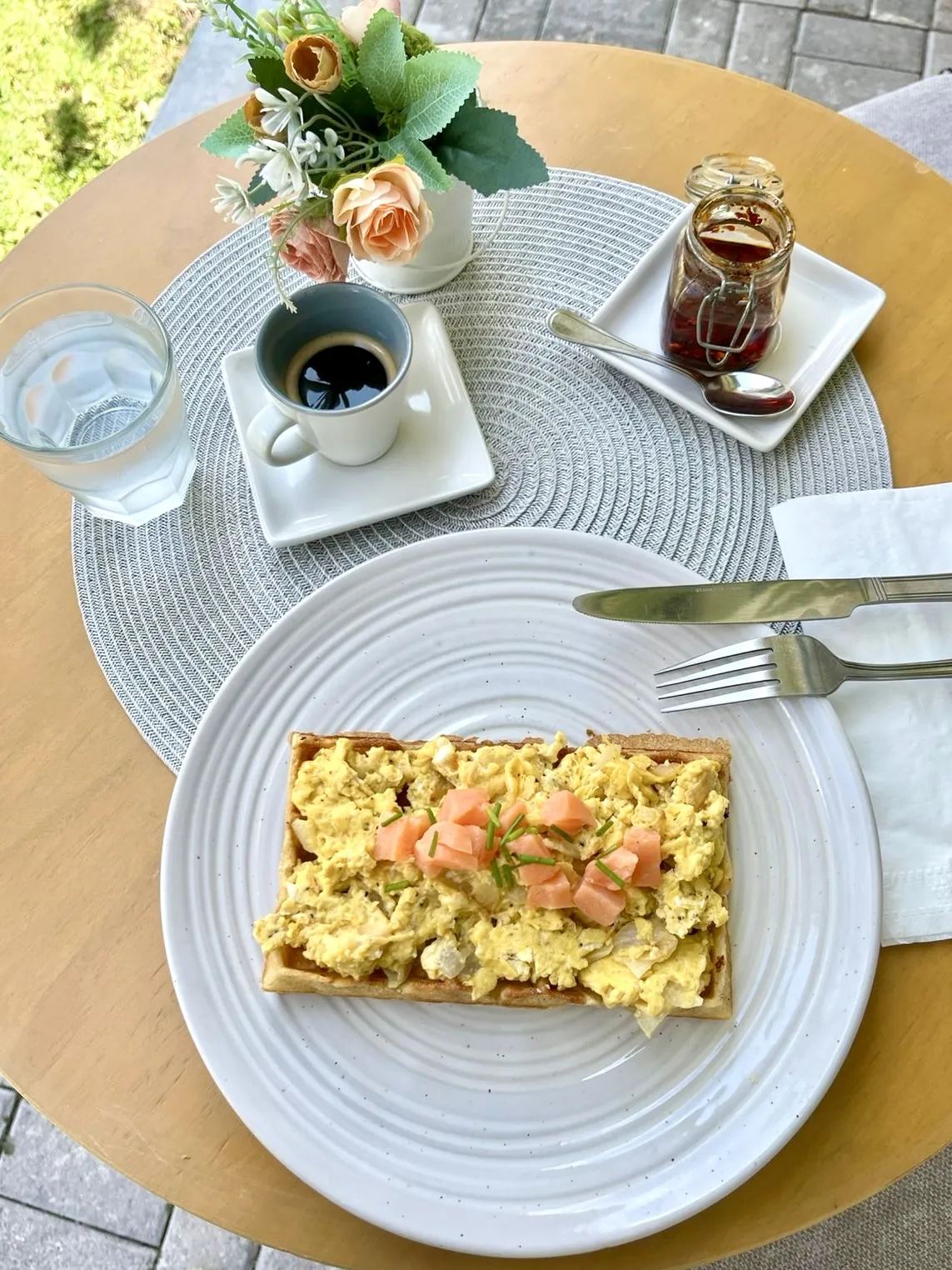 Waffle de Bruselas con huevos revueltos y salmón ahumado