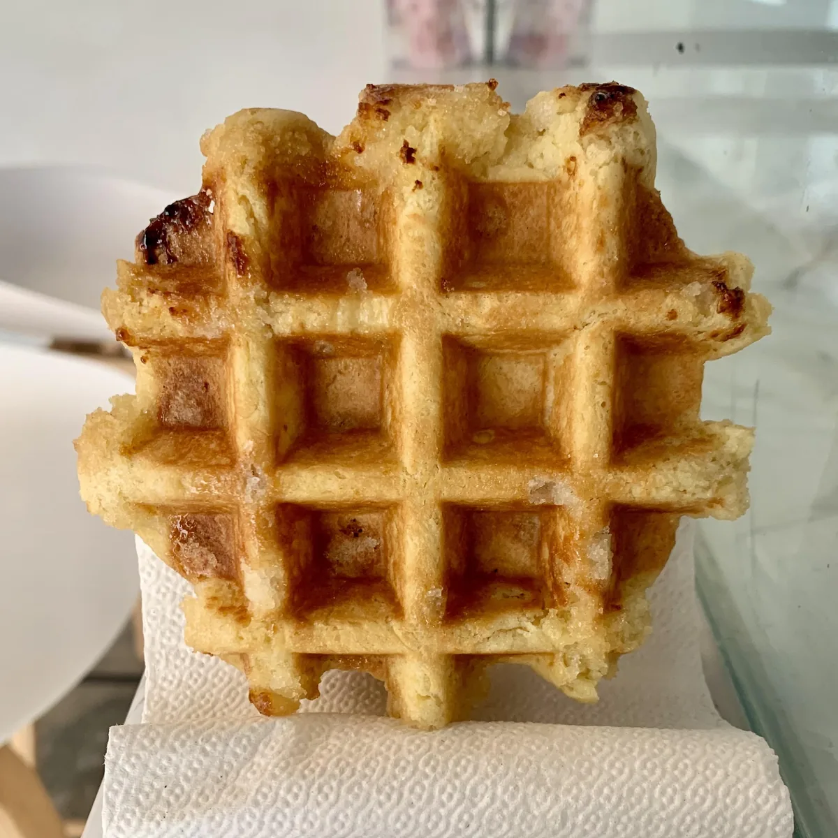 Waffle de Lieja caramelizado sobre una servilleta