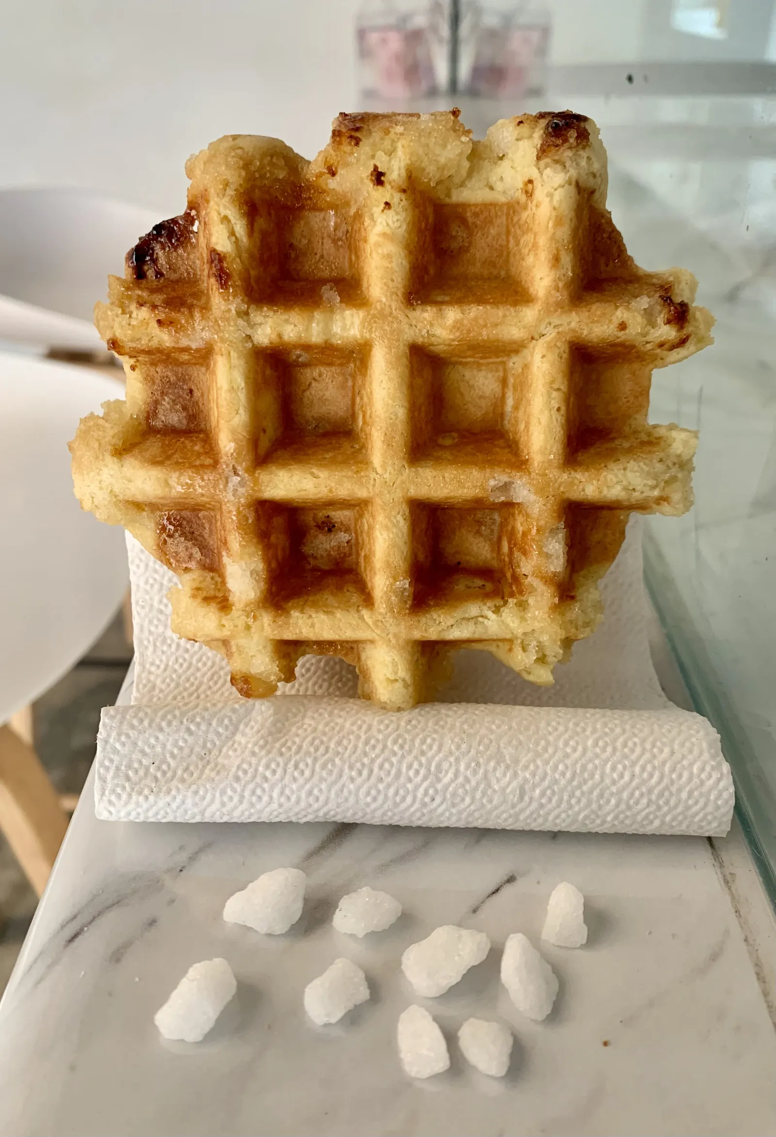 Waffle de Lieja sobre una barra clara